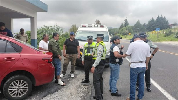 Chocan autos en Acajete; uno término incrustado en parada de autobús