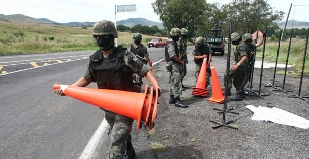 La Sedena en trabajos de conservación carretera