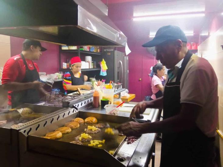 Para chuparse los dedos: ¿Ya conoces las hamburguesas perronas en Xalapa? Aquí puedes encontrarlas (+VIDEO)