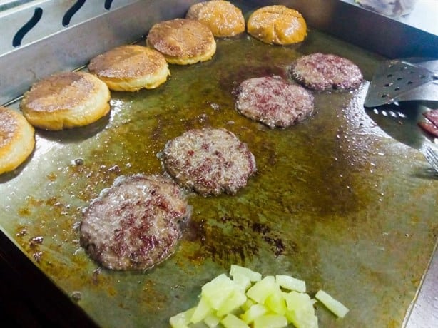 Para chuparse los dedos: ¿Ya conoces las hamburguesas perronas en Xalapa? Aquí puedes encontrarlas (+VIDEO)