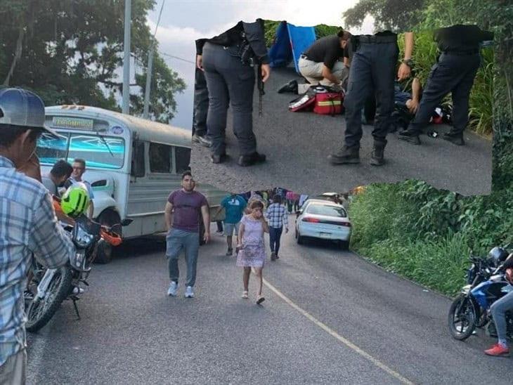 Pareja de motociclistas se accidenta al chocar contra un autobús en la carretera Xalapa-Totutla