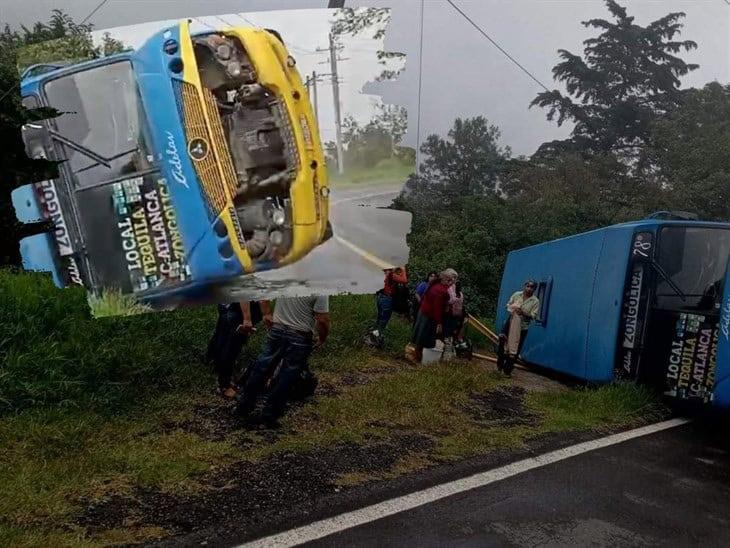 Vuelca autobús de pasaje en la zona serrana de Zongolica, hay una menor lesionada