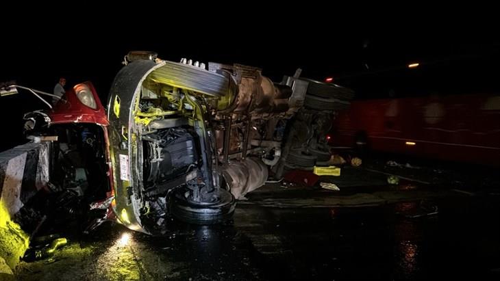 Vuelca tráiler cargado con verduras en cumbres de Maltrata, se desata rapiña