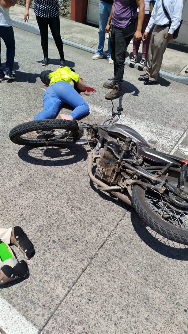 Mujer es atropellada por una motociclista en la Alameda, de Orizaba; ambas femeninas sufrieron graves contusiones