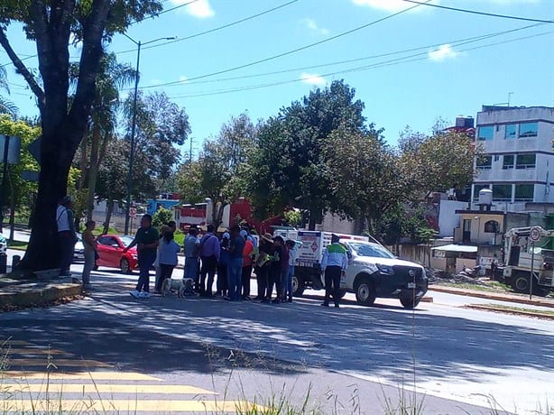 Bloquean Circuito Presidentes en Xalapa; exigen reparar calle y redes de servicio de agua