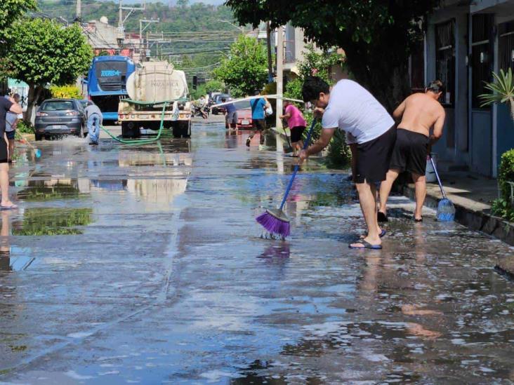 Aguas negras inundan fraccionamiento de Poza Rica y causan grave problema sanitario