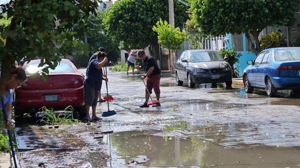 Aguas negras inundan fraccionamiento de Poza Rica y causan grave problema sanitario