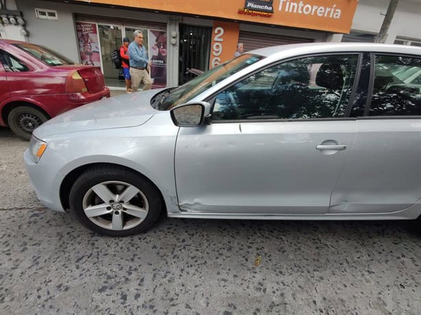 Motociclista choca contra un auto en la avenida Américas, de Xalapa