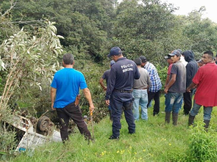 Camioneta se desliza a barranco en Miahuatlán