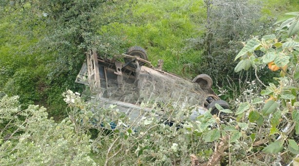 Camioneta se desliza a barranco en Miahuatlán