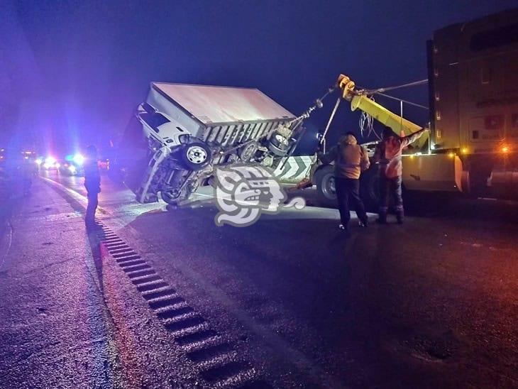 Vuelca camión de carga pesada en Las Cumbres de Maltrata