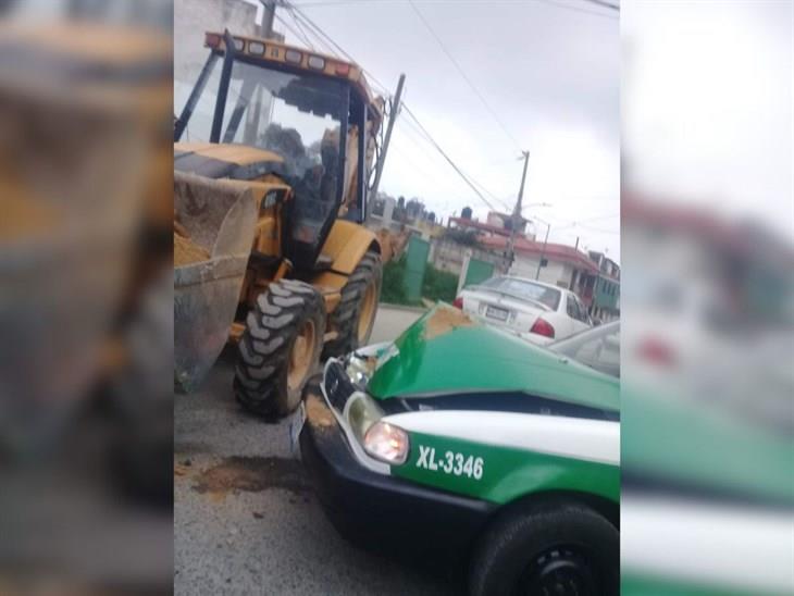 Accidente en Xalapa: Taxi choca contra retroexcavadora en la avenida Ébano