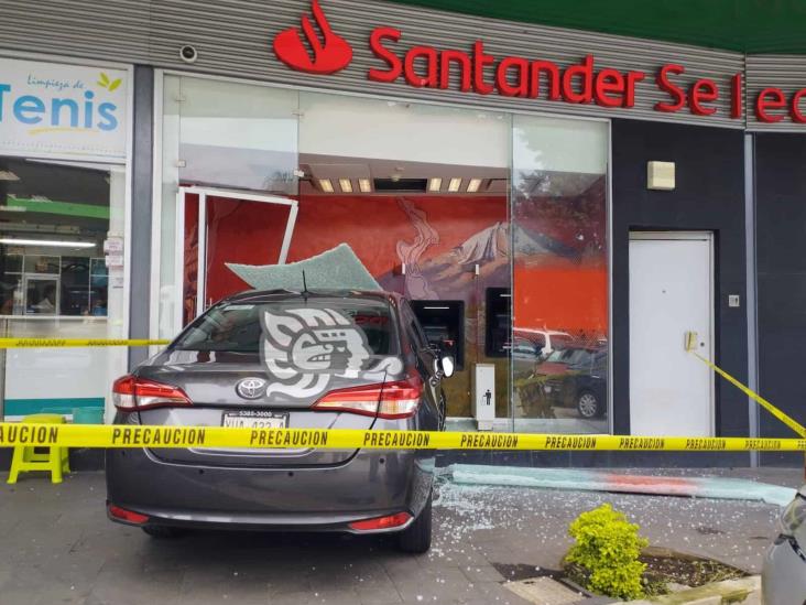 En Orizaba, auto termina dentro de los cajeros automáticos de un banco (+Video)