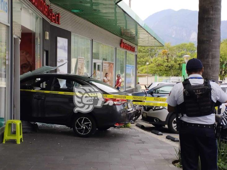 En Orizaba, auto termina dentro de los cajeros automáticos de un banco (+Video)