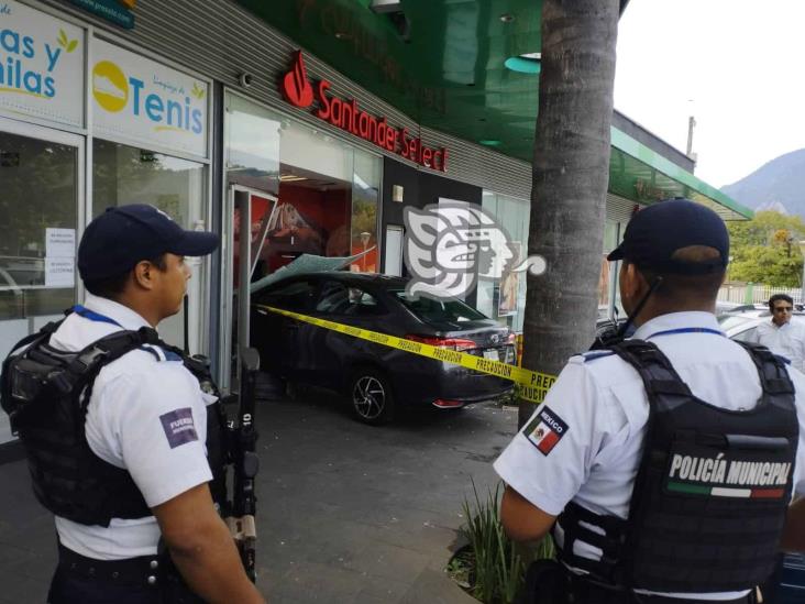 En Orizaba, auto termina dentro de los cajeros automáticos de un banco (+Video)