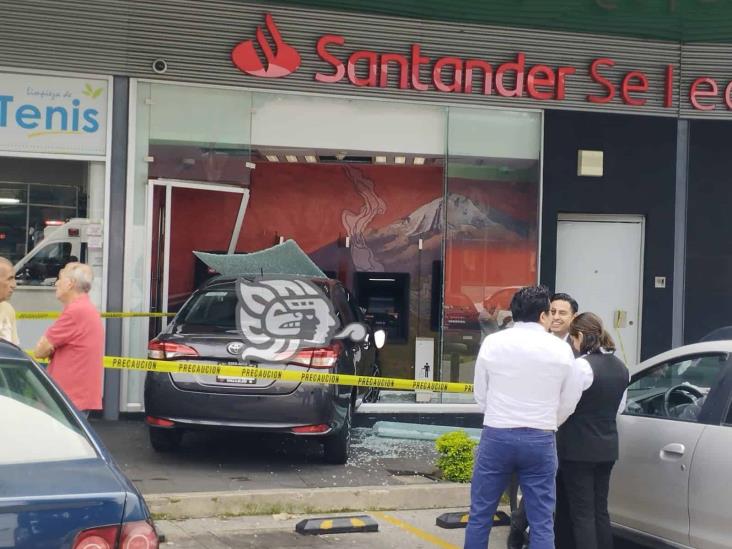 En Orizaba, auto termina dentro de los cajeros automáticos de un banco (+Video)