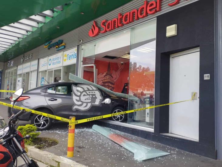 En Orizaba, auto termina dentro de los cajeros automáticos de un banco (+Video)