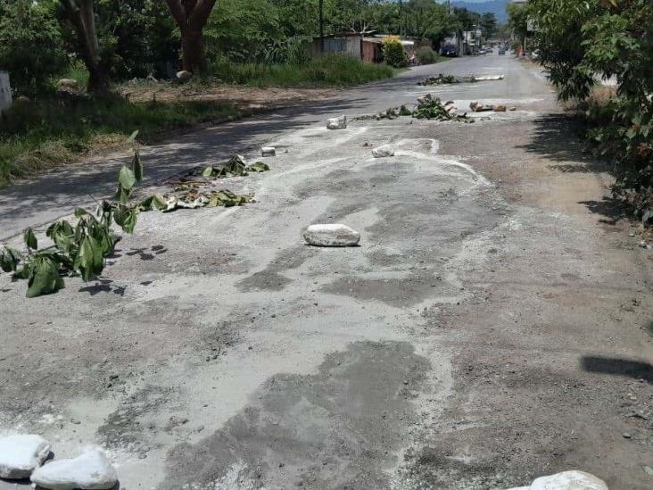 Vecinos de Misantla se unen para bachear con sus propios recursos tramo carretero