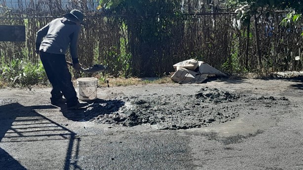 Vecinos de Misantla se unen para bachear con sus propios recursos tramo carretero