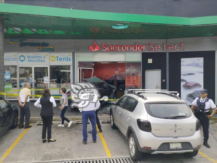 En Orizaba, auto termina dentro de los cajeros automáticos de un banco (+Video)