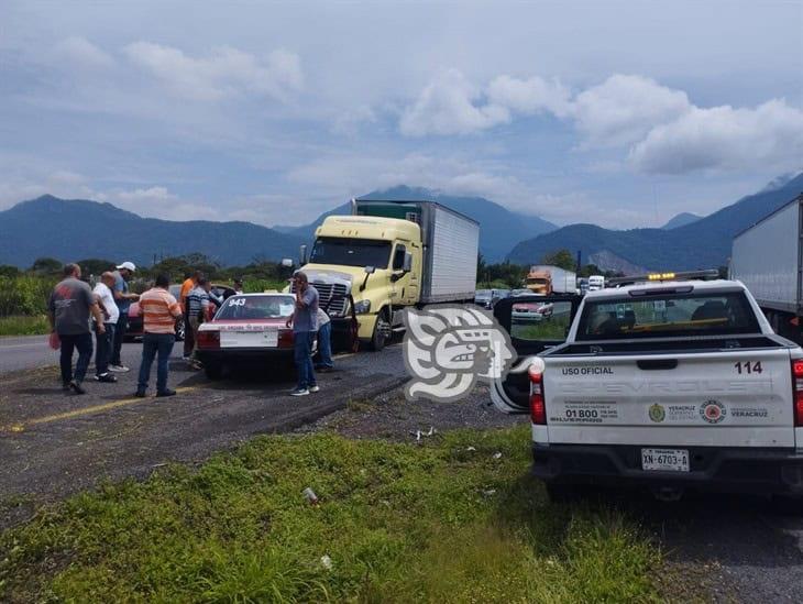 Taxi de Orizaba se brinca el camellón y se accidenta contra Torton en la Autopista Puebla-Córdoba (+Video)