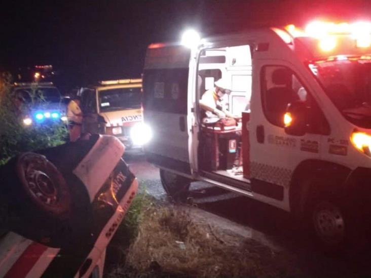 Dos lesionados en volcadura de taxi en carretera Xalapa-Veracruz