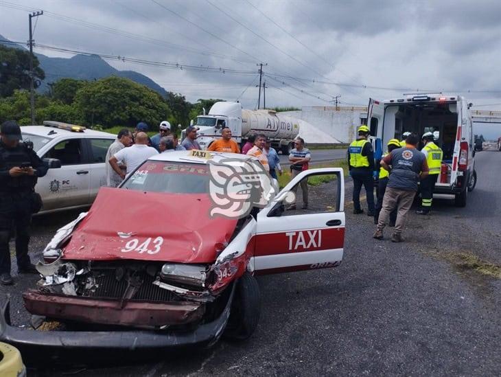 Taxi de Orizaba se brinca el camellón y se accidenta contra Torton en la Autopista Puebla-Córdoba (+Video)