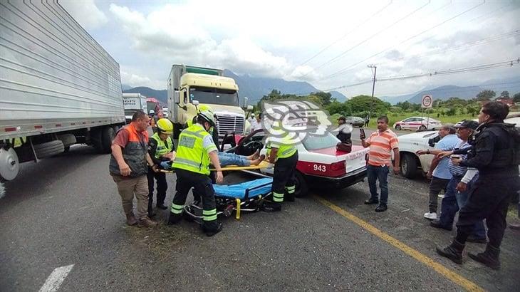 Taxi de Orizaba se brinca el camellón y se accidenta contra Torton en la Autopista Puebla-Córdoba (+Video)