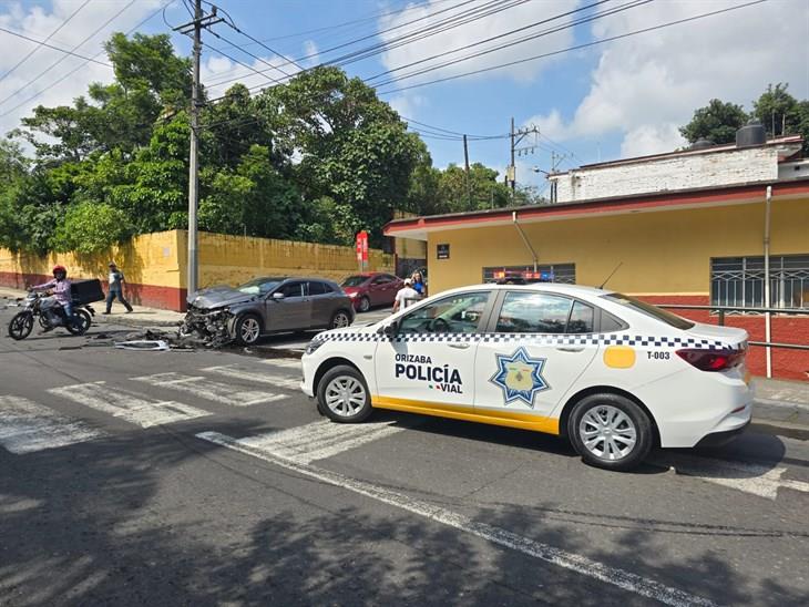 Aparatoso accidente deja una camioneta desbaratada en Barrio Aulicaba de Orizaba