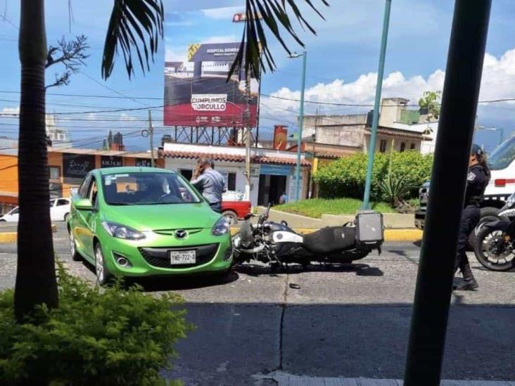 Accidente vial en Xalapa, policía motorizado choca y cae en avenida 20 de Noviembre