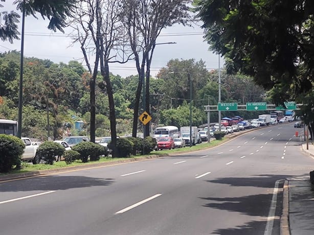 Colapsa en Xalapa avenida Lázaro Cárdenas por derribo de postes de CFE