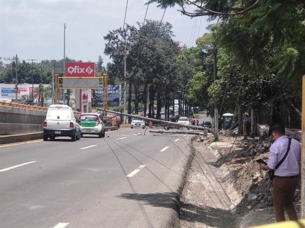 Colapsa en Xalapa avenida Lázaro Cárdenas por derribo de postes de CFE