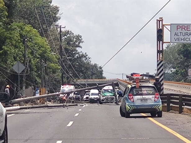 Colapsa en Xalapa avenida Lázaro Cárdenas por derribo de postes de CFE