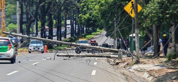 Colapsa en Xalapa avenida Lázaro Cárdenas por derribo de postes de CFE