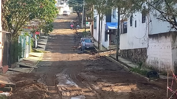 Constructora abandona obra en Emiliano Zapata y genera fugas y socavones