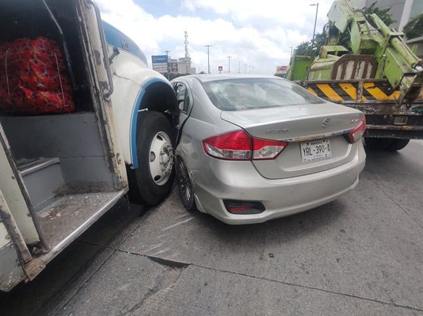 Autobús de línea ATB choca contra auto en Xalapa y lo impacta contra grúa de Tránsito