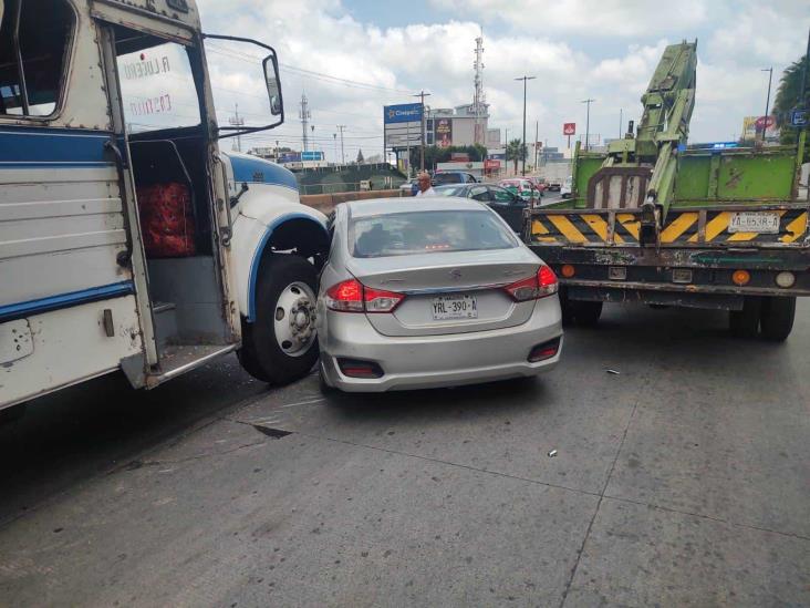 Autobús de línea ATB choca contra auto en Xalapa y lo impacta contra grúa de Tránsito