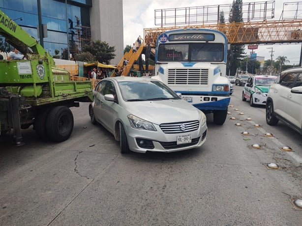 Autobús de línea ATB choca contra auto en Xalapa y lo impacta contra grúa de Tránsito