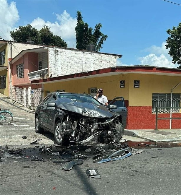 Aparatoso accidente deja una camioneta desbaratada en Barrio Aulicaba de Orizaba