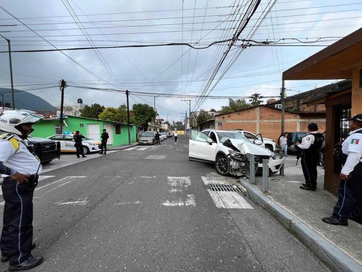 Auto deportivo a toda velocidad se estrella en Orizaba cerca del cementerio