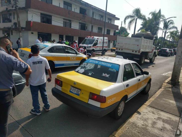 Fuerte choque entre taxi y moto en Córdoba deja dos heridos