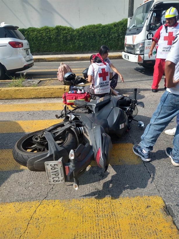 Fuerte choque entre taxi y moto en Córdoba deja dos heridos