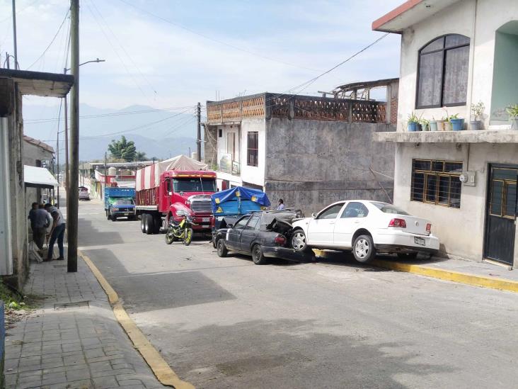 En La Perla, se queda sin frenos y choca contra 2 autos estacionados