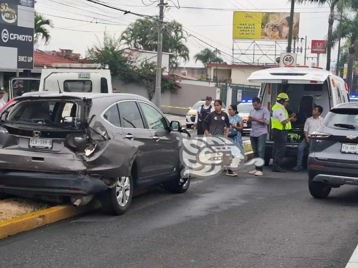 Autobús y camioneta chocan en Orizaba y causan cierre de vialidad