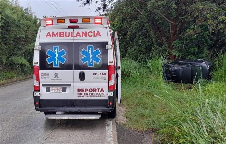 Automovilista se accidenta y vuelca su auto en la carretera Trancas-Coatepec