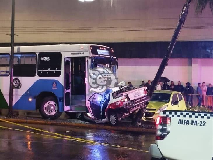 Autobús embiste brutalmente a un taxi en la zona norte de Orizaba (+Video)