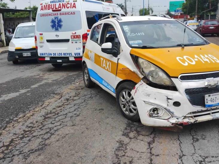 Dos mujeres heridas, saldo de fuerte choque en Amatlán