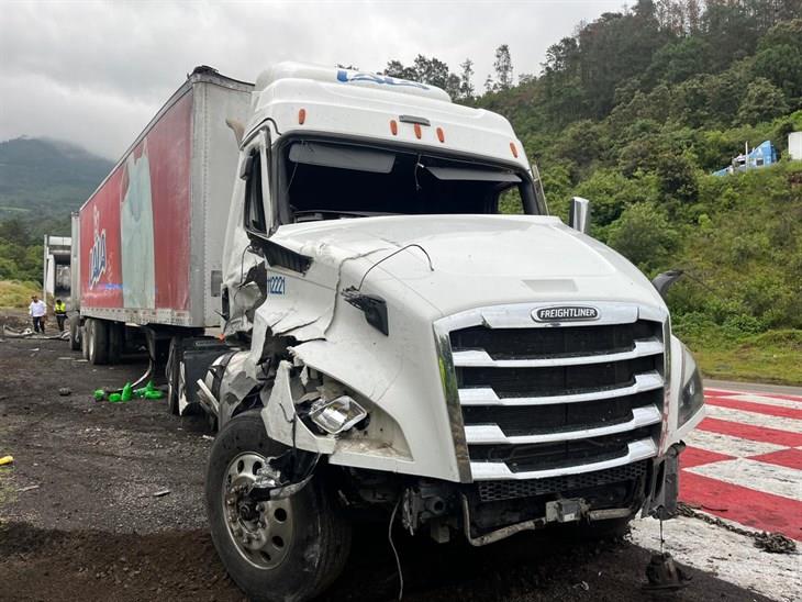 Tráiler con leche es fuertemente impactado en las Cumbres de Maltrata