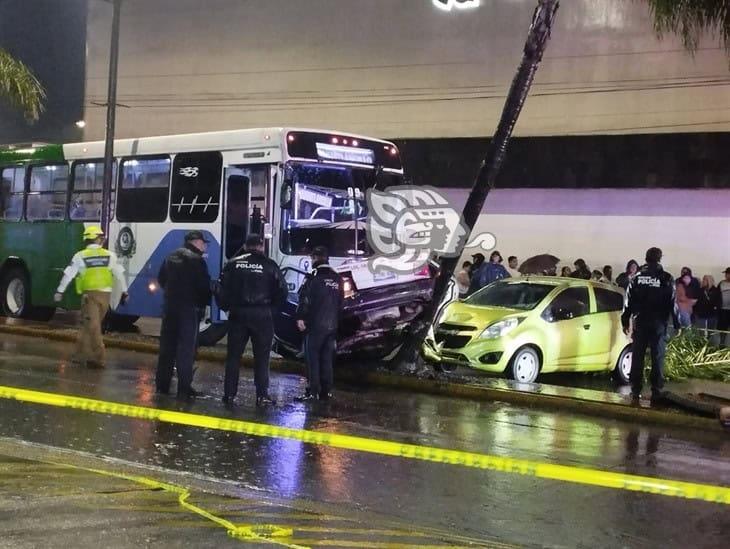 Autobús embiste brutalmente a un taxi en la zona norte de Orizaba (+Video)