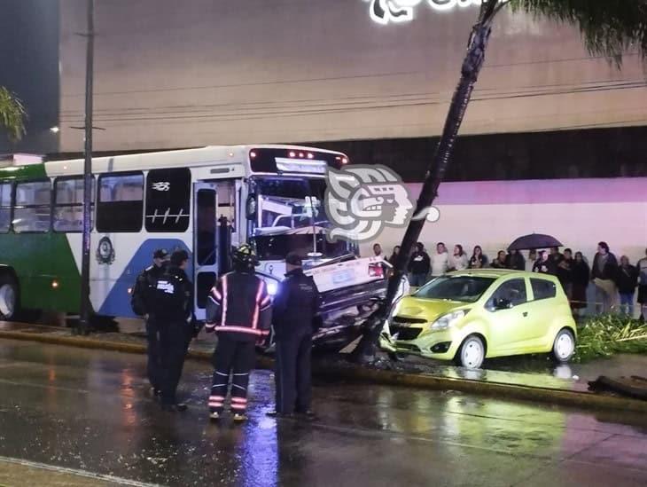 Autobús embiste brutalmente a un taxi en la zona norte de Orizaba (+Video)